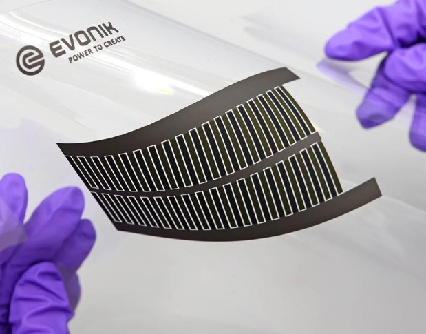 Profilbild_Evonik_4 Ultra-thin and flexible batteries based on TAeTTOOz® technology enable new device concepts. Copyright: Evonik Creavis GmbH